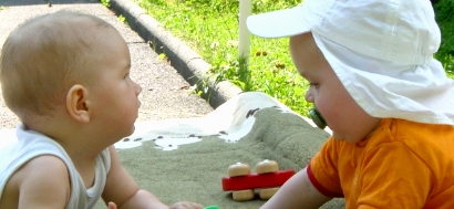 Auf der Spiel- und Kuscheldecke